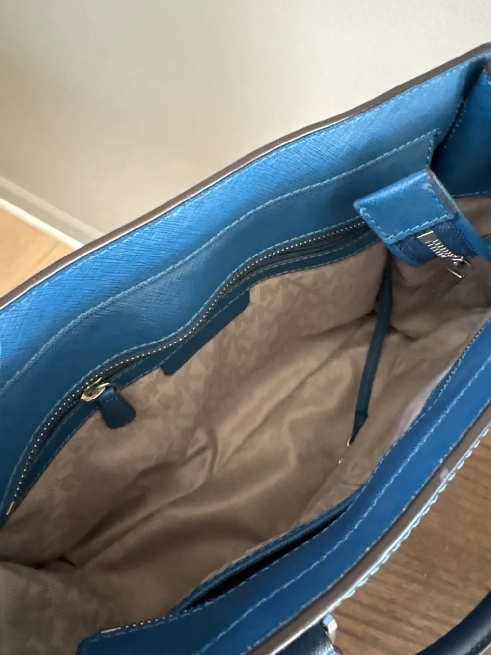 Michael Kors Corner Frame Dillon Shoulder Bag Sky Steel Blue